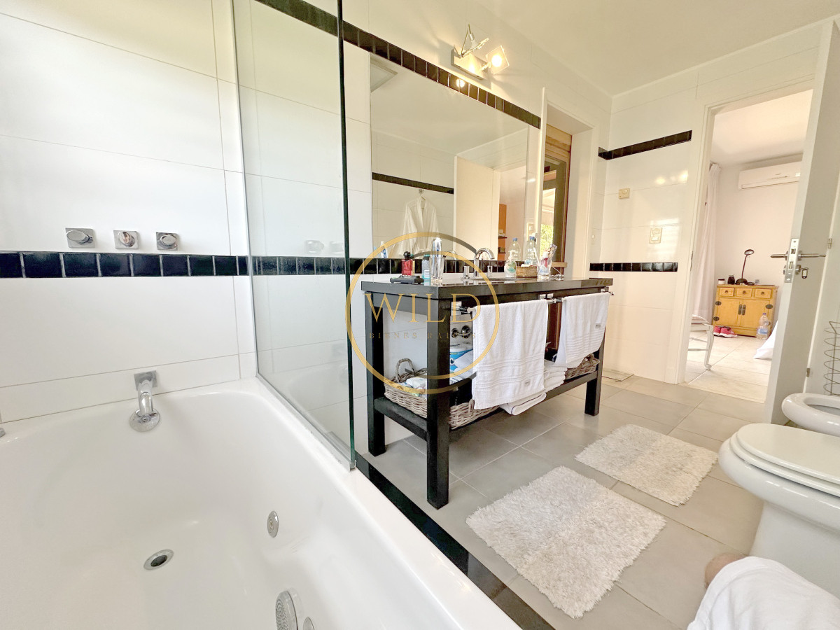 Casa ID.2546 - Exclusivo barrio privado, 3 suites + servicio completo, pileta. Losa radiante