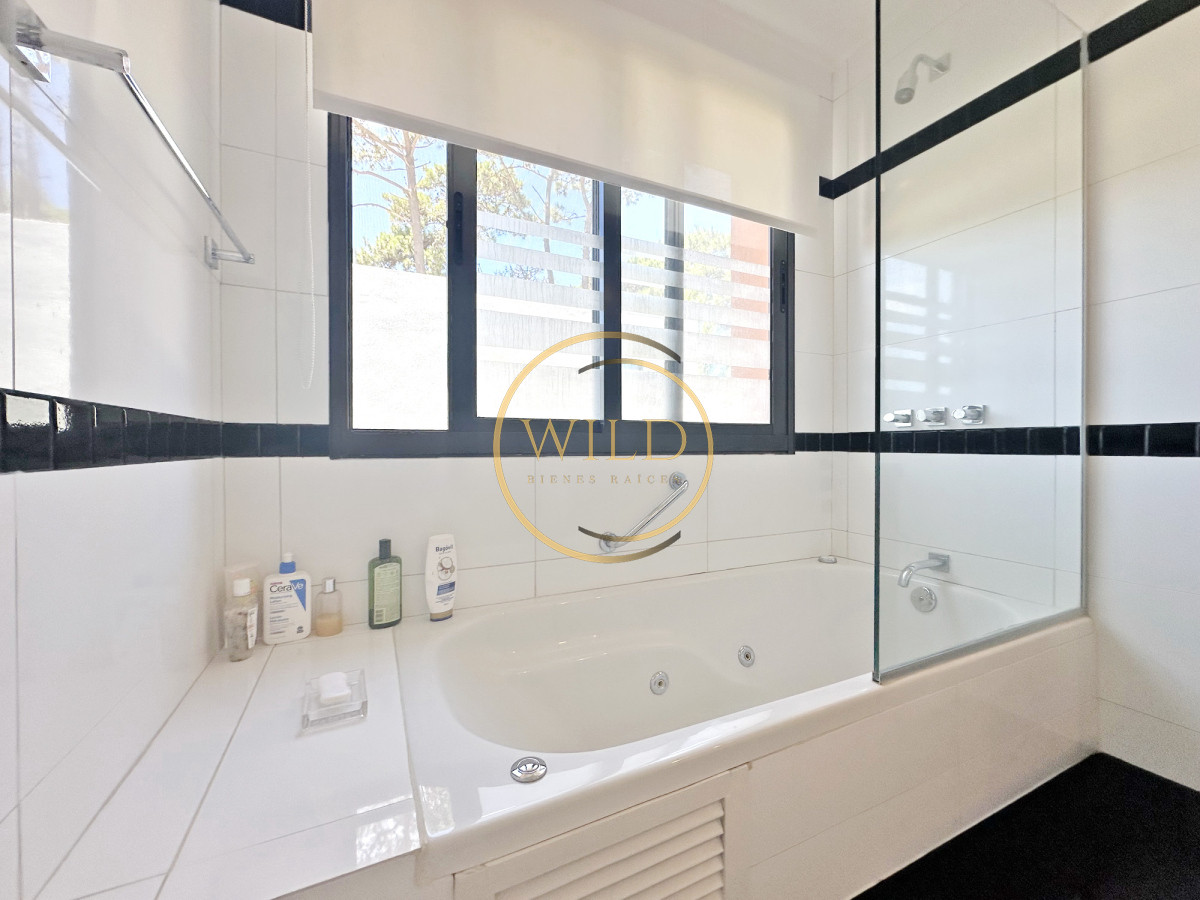 Casa ID.2546 - Exclusivo barrio privado, 3 suites + servicio completo, pileta. Losa radiante
