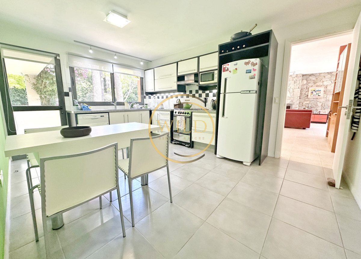 Casa ID.2546 - Exclusivo barrio privado, 3 suites + servicio completo, pileta. Losa radiante