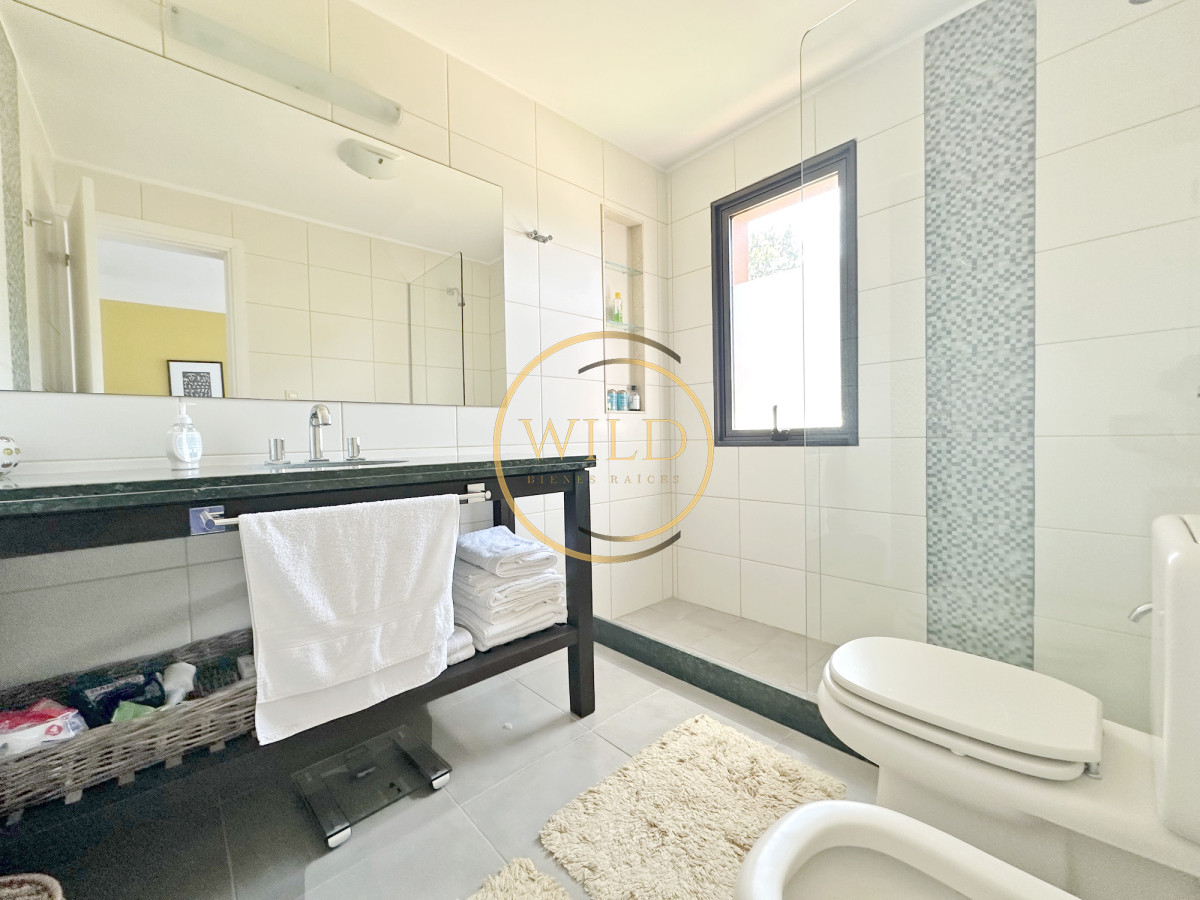Casa ID.2546 - Exclusivo barrio privado, 3 suites + servicio completo, pileta. Losa radiante