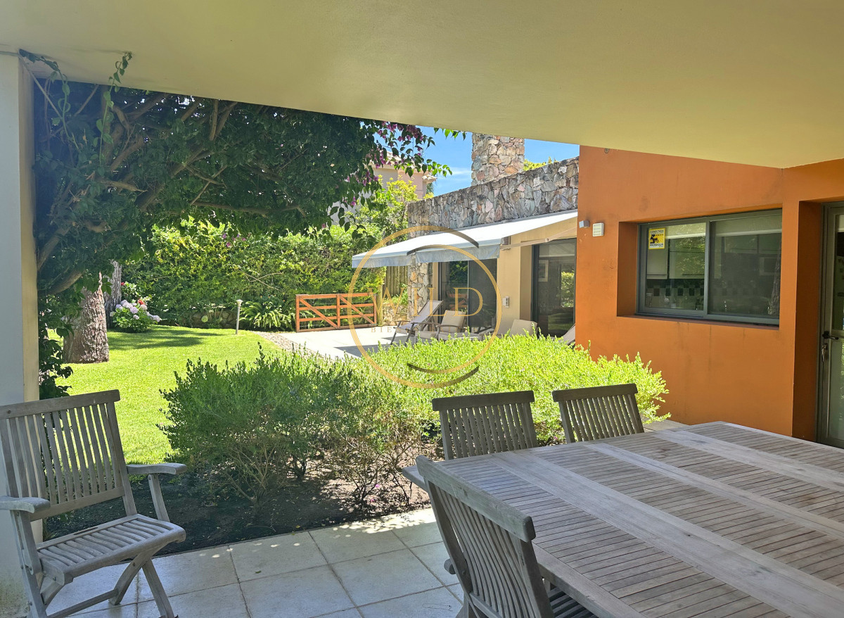 Casa ID.2546 - Exclusivo barrio privado, 3 suites + servicio completo, pileta. Losa radiante