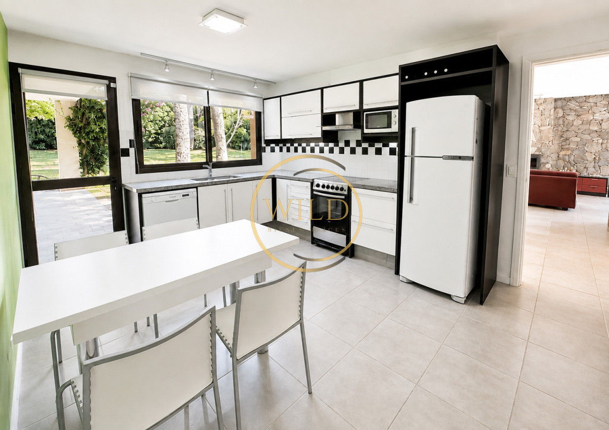Casa ID.2546 - Exclusivo barrio privado, 3 suites + servicio completo, pileta. Losa radiante