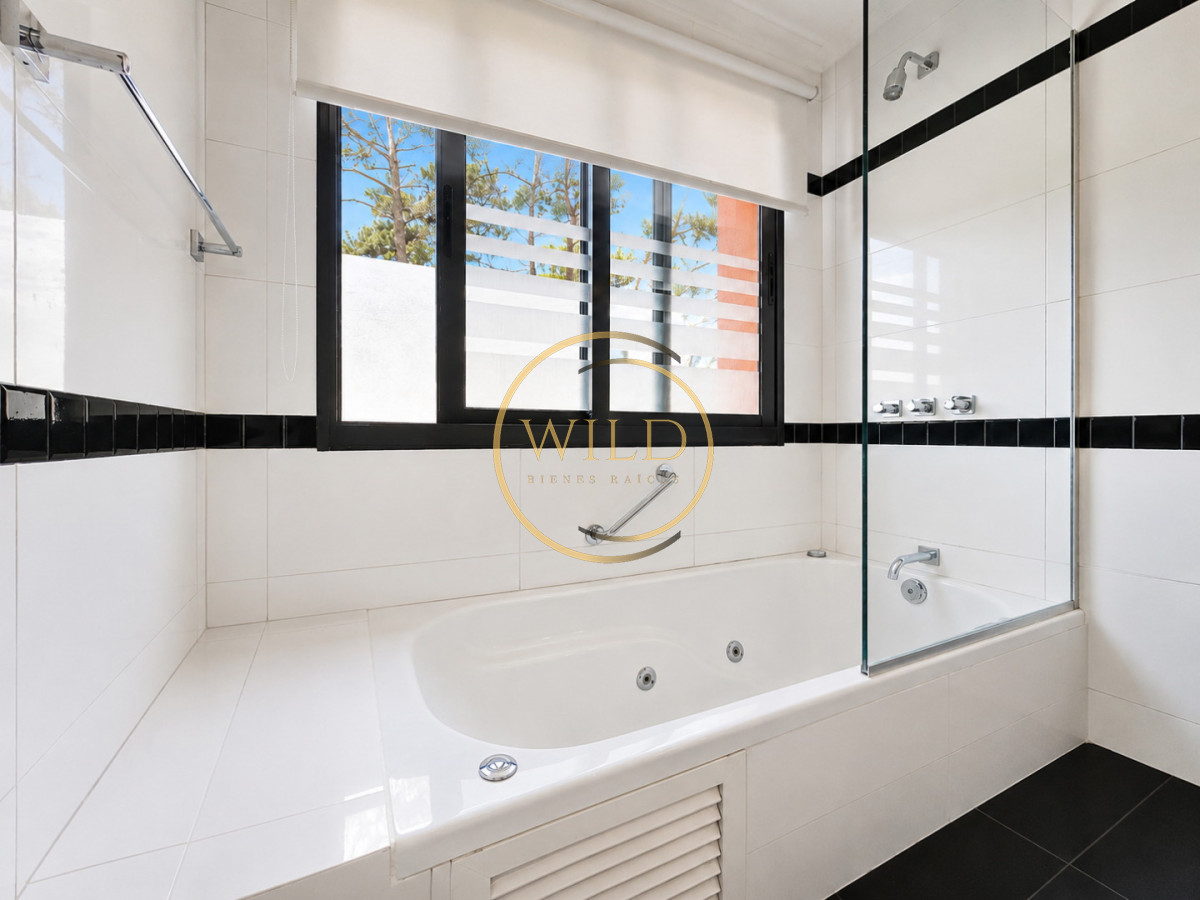 Casa ID.2546 - Exclusivo barrio privado, 3 suites + servicio completo, pileta. Losa radiante
