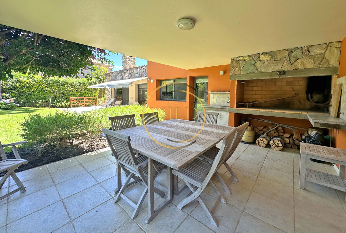 Casa ID.2546 - Exclusivo barrio privado, 3 suites + servicio completo, pileta. Losa radiante