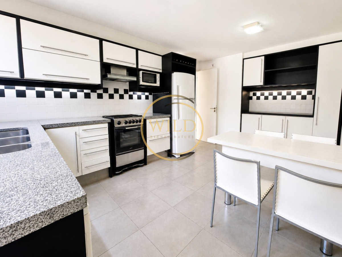 Casa ID.2546 - Exclusivo barrio privado, 3 suites + servicio completo, pileta. Losa radiante