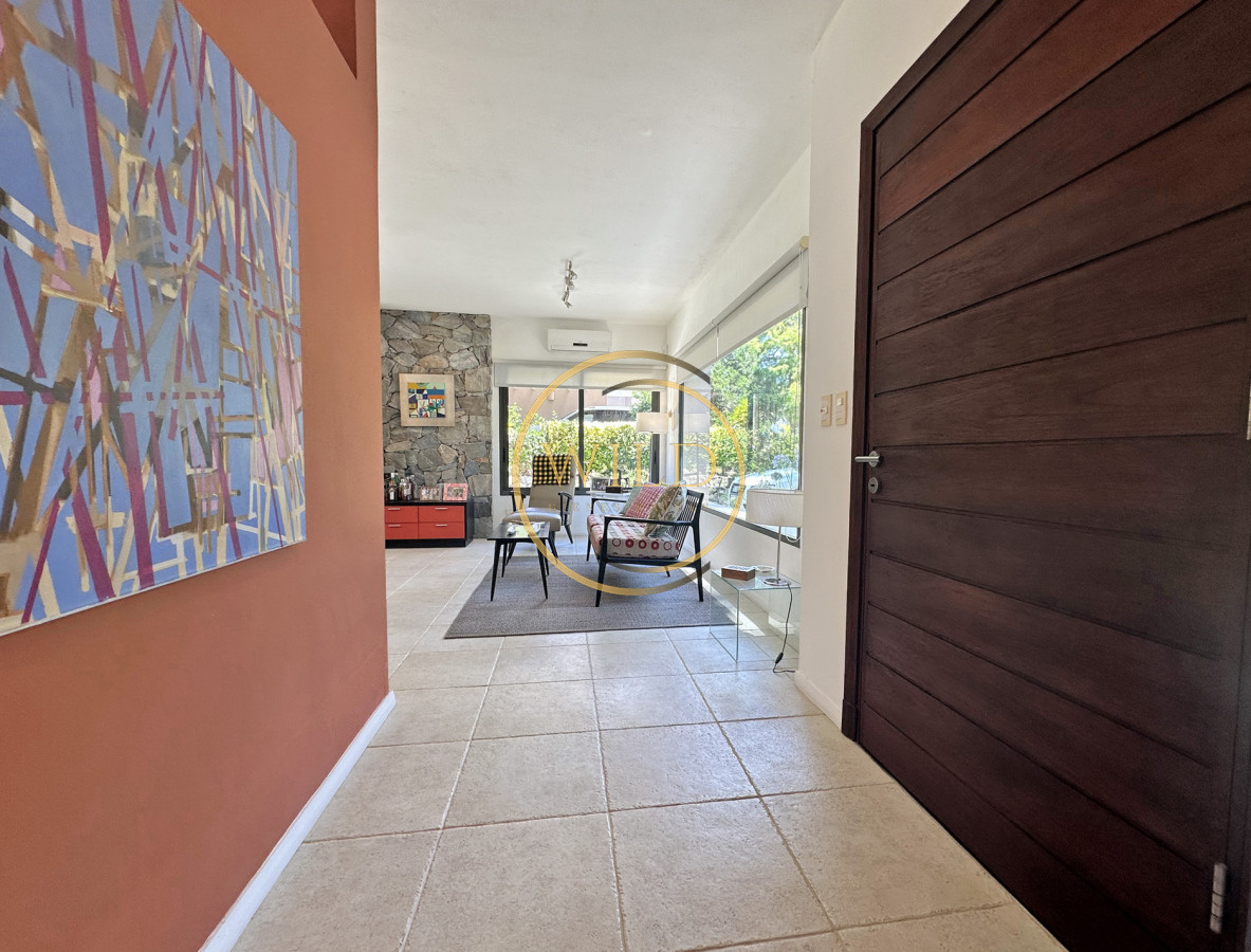 Casa ID.2546 - Exclusivo barrio privado, 3 suites + servicio completo, pileta. Losa radiante