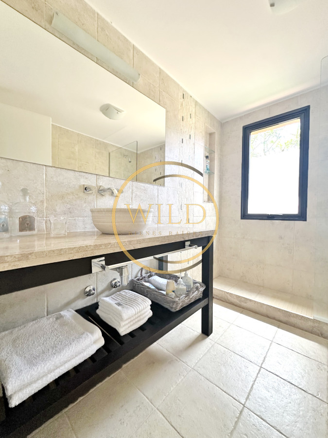 Casa ID.2546 - Exclusivo barrio privado, 3 suites + servicio completo, pileta. Losa radiante