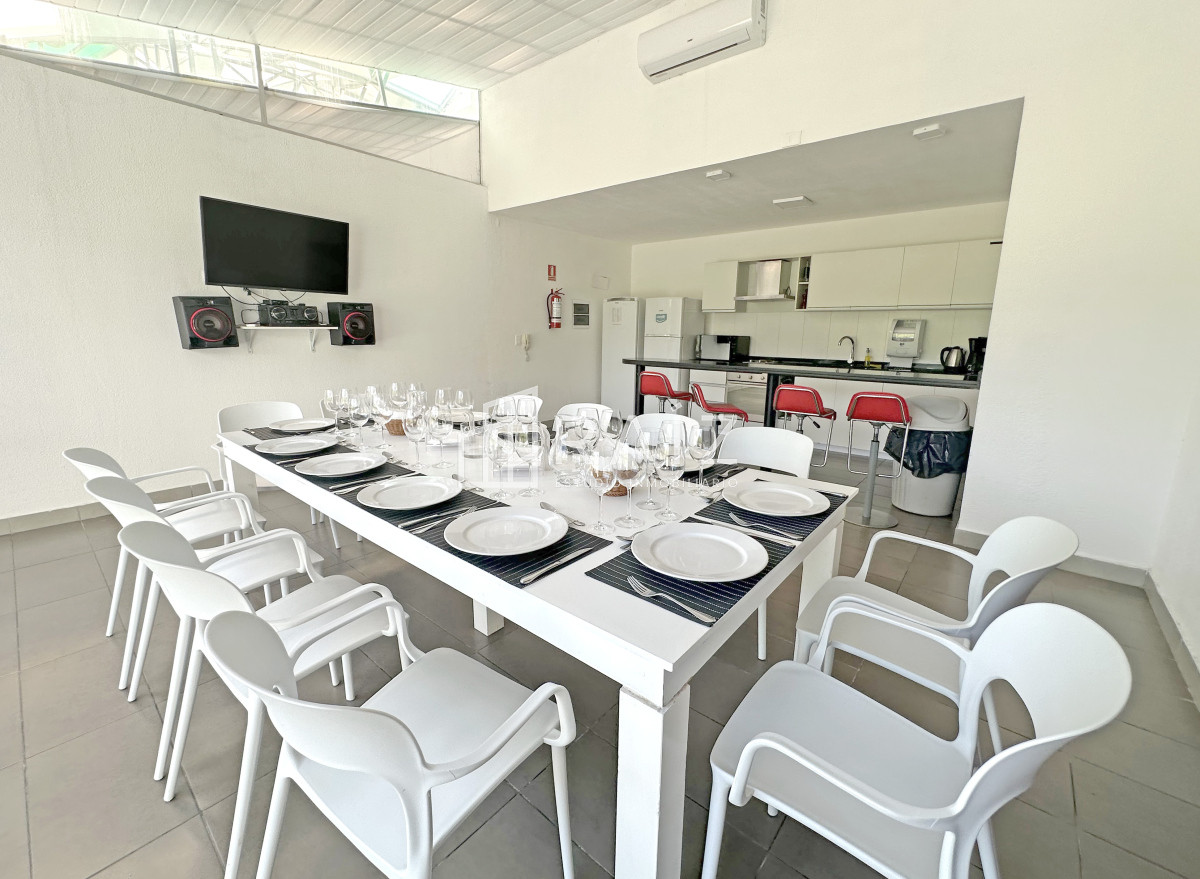 Apartamento ID.10849 - Icon Brava, 2 dorm, 2 baños, losa radiante, garaje, baulera.