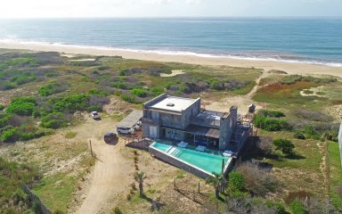 Sobre la arena, en Santa Mónica. José Ignacio. 7 dorm. De lujo