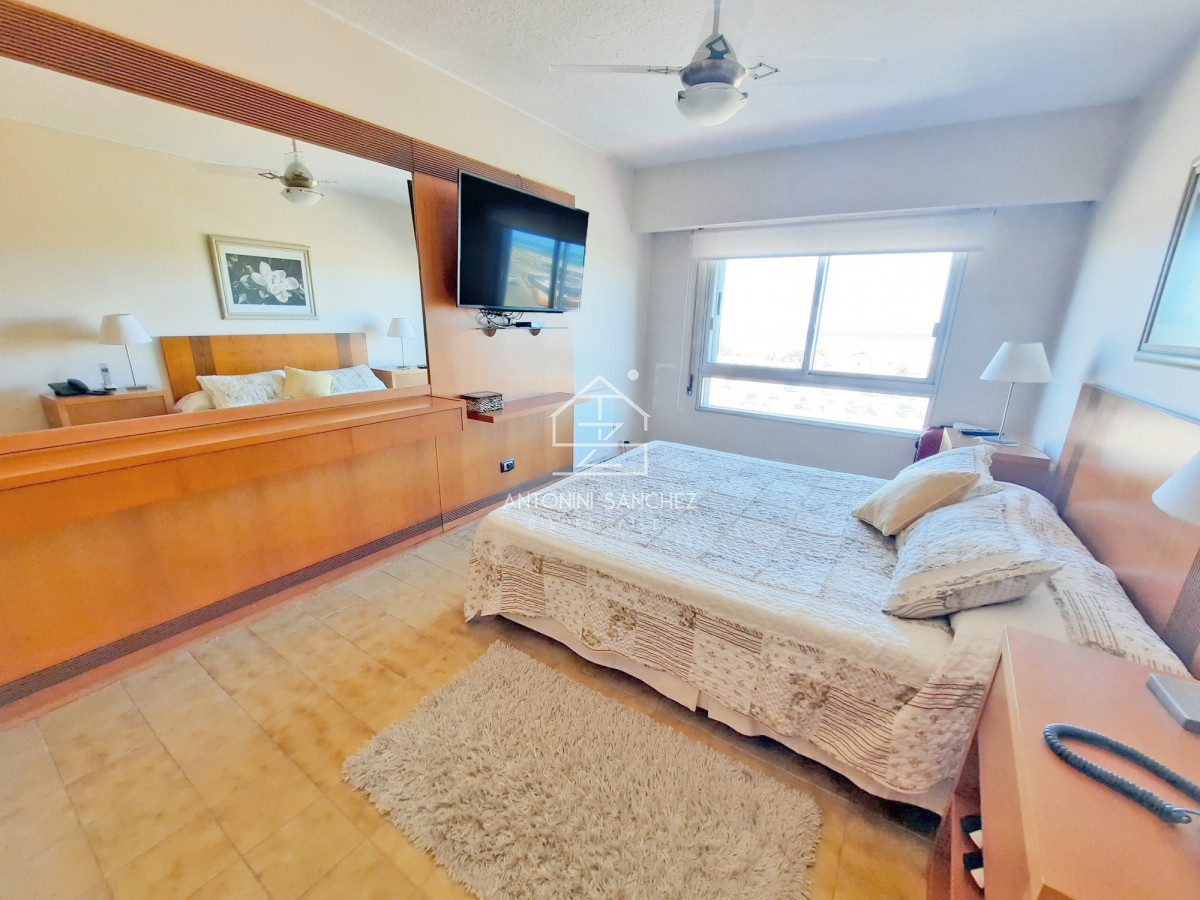 Apartamento ID.2357 - Brava, primera fila, todo al frente. 2 dorm. Garaje