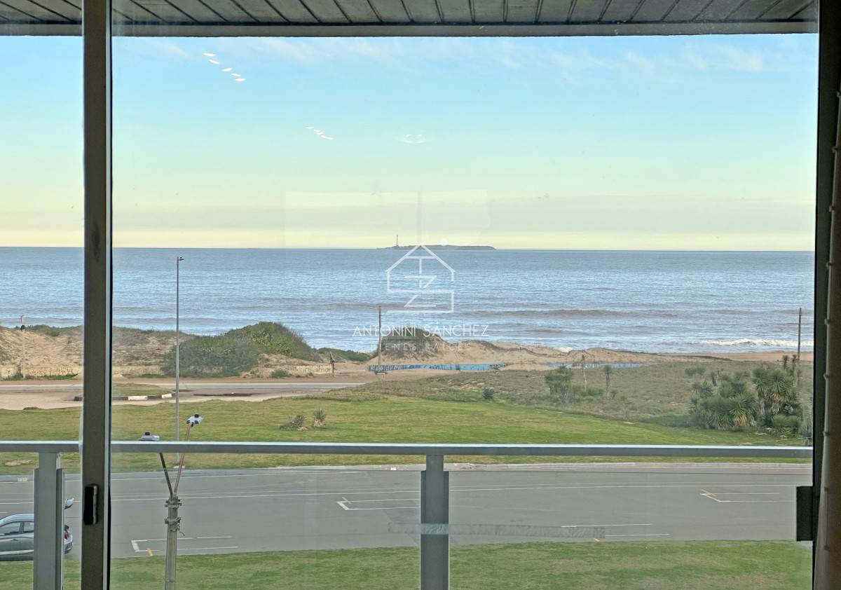 Apartamento ID.2357 - Brava, primera fila, todo al frente. 2 dorm. Garaje