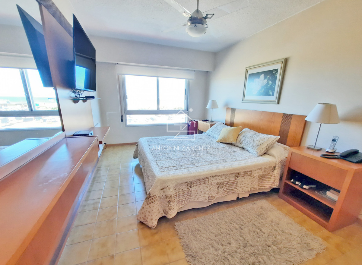 Apartamento ID.2357 - Brava, primera fila, todo al frente. 2 dorm. Garaje