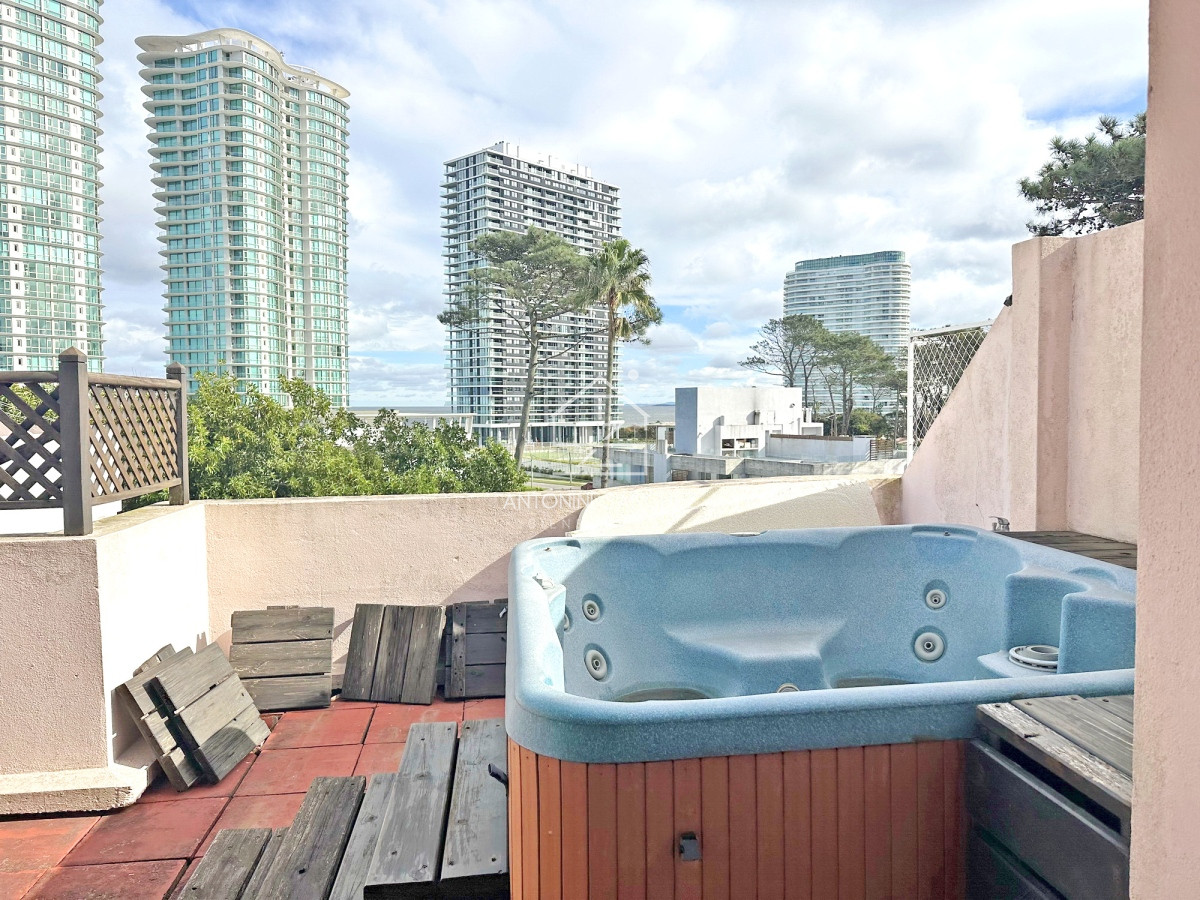 Apartamento ID.2363 - REBAJADO!! Dúplex con barbacoa propia. 3 dorm. Garaje, mucamas. Bajos gastos.