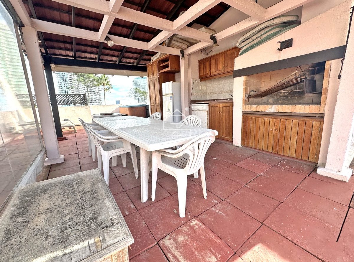 Apartamento ID.2363 - REBAJADO!! Dúplex con barbacoa propia. 3 dorm. Garaje, mucamas. Bajos gastos.