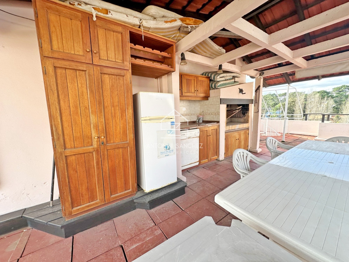 Apartamento ID.2363 - REBAJADO!! Dúplex con barbacoa propia. 3 dorm. Garaje, mucamas. Bajos gastos.