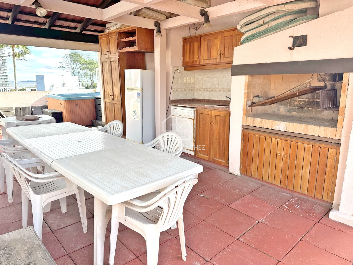 Apartamento ID.2363 - REBAJADO!! Dúplex con barbacoa propia. 3 dorm. Garaje, mucamas. Bajos gastos.