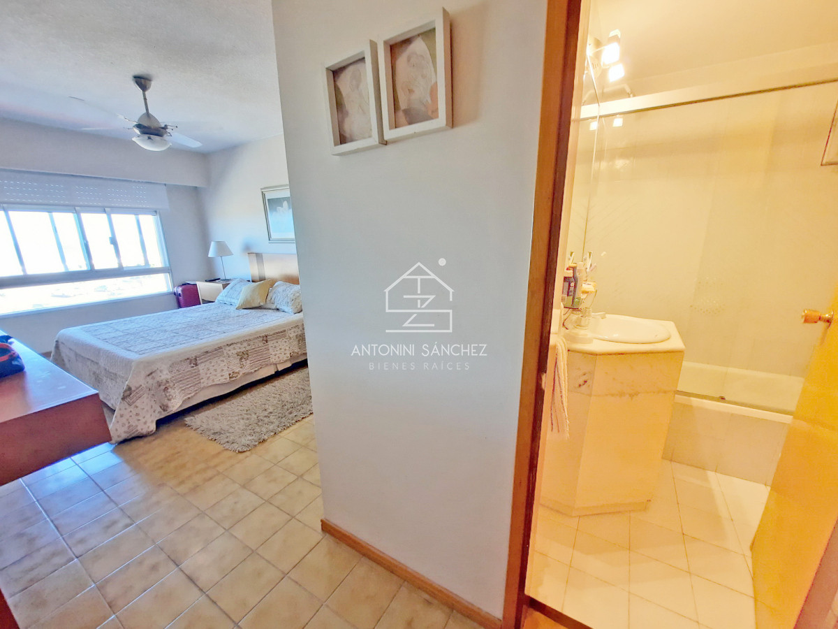 Apartamento ID.2357 - Brava, primera fila, todo al frente. 2 dorm. Garaje