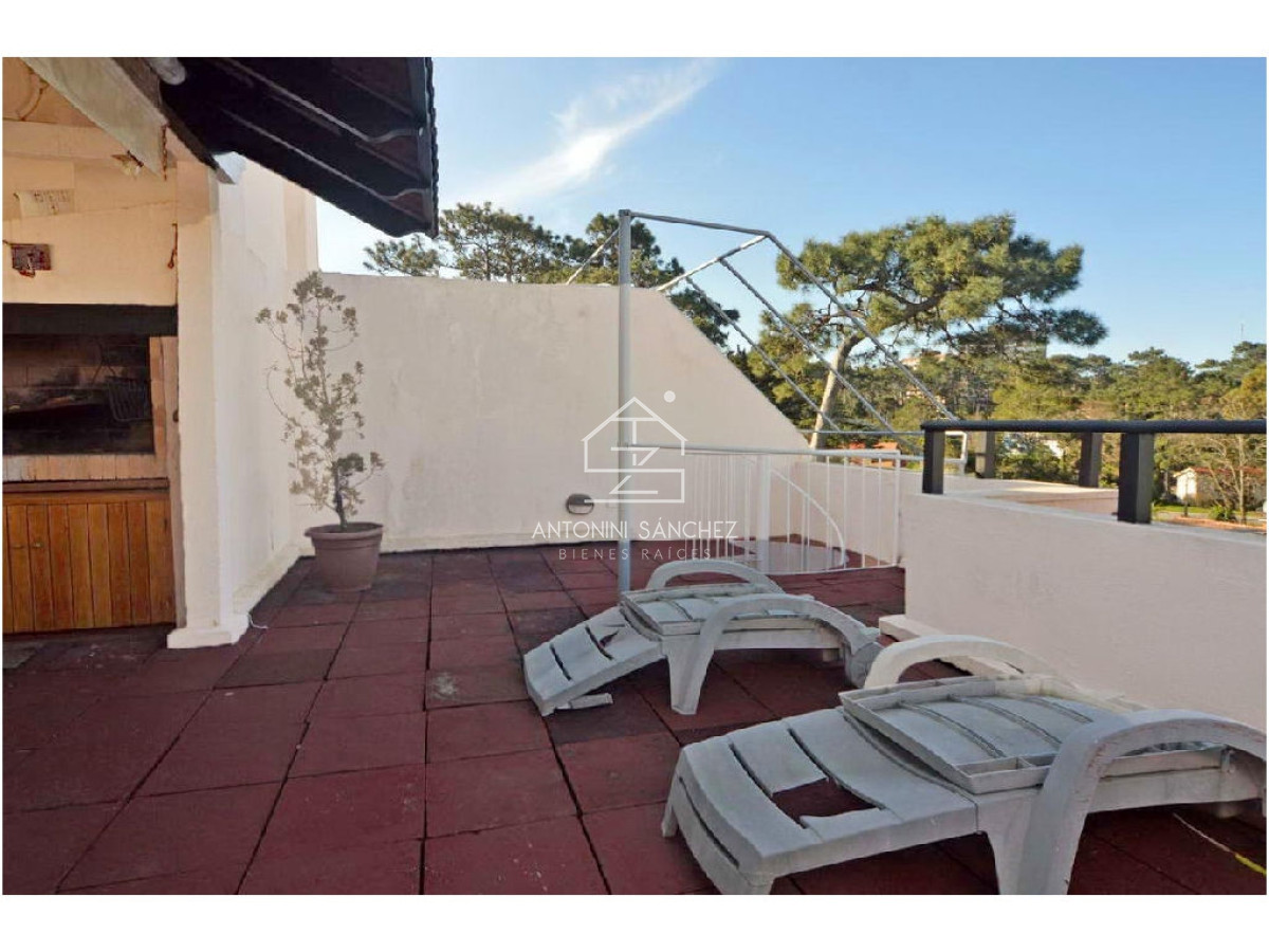 Apartamento ID.2363 - REBAJADO!! Dúplex con barbacoa propia. 3 dorm. Garaje, mucamas. Bajos gastos.