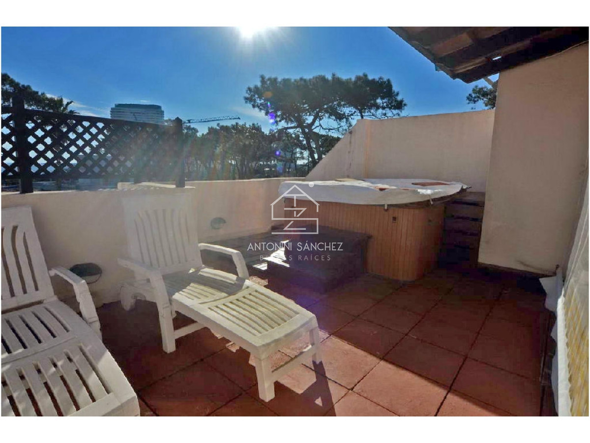 Apartamento ID.2363 - REBAJADO!! Dúplex con barbacoa propia. 3 dorm. Garaje, mucamas. Bajos gastos.