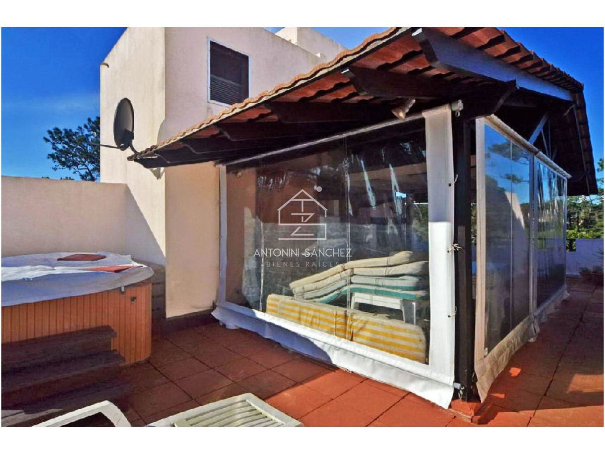 Apartamento ID.2363 - REBAJADO!! Dúplex con barbacoa propia. 3 dorm. Garaje, mucamas. Bajos gastos.