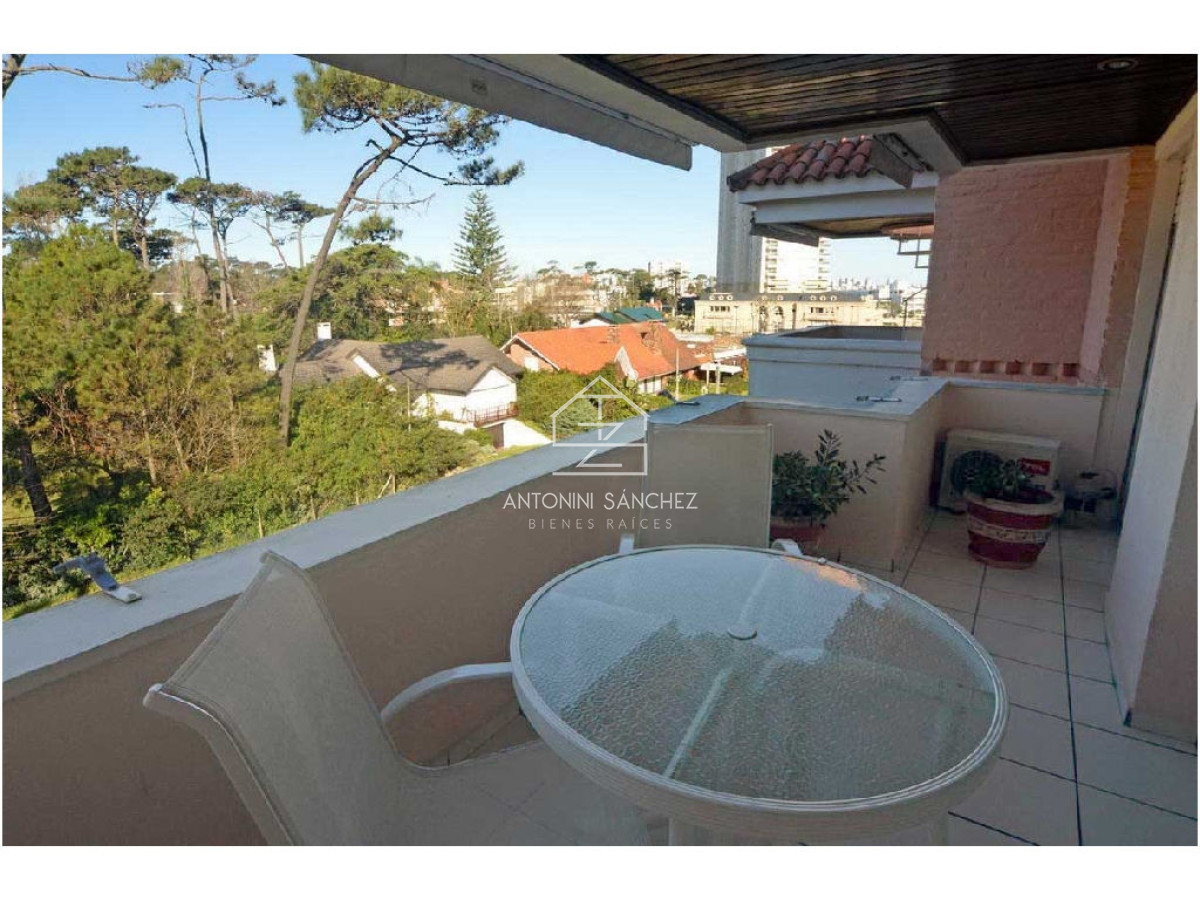 Apartamento ID.2363 - REBAJADO!! Dúplex con barbacoa propia. 3 dorm. Garaje, mucamas. Bajos gastos.
