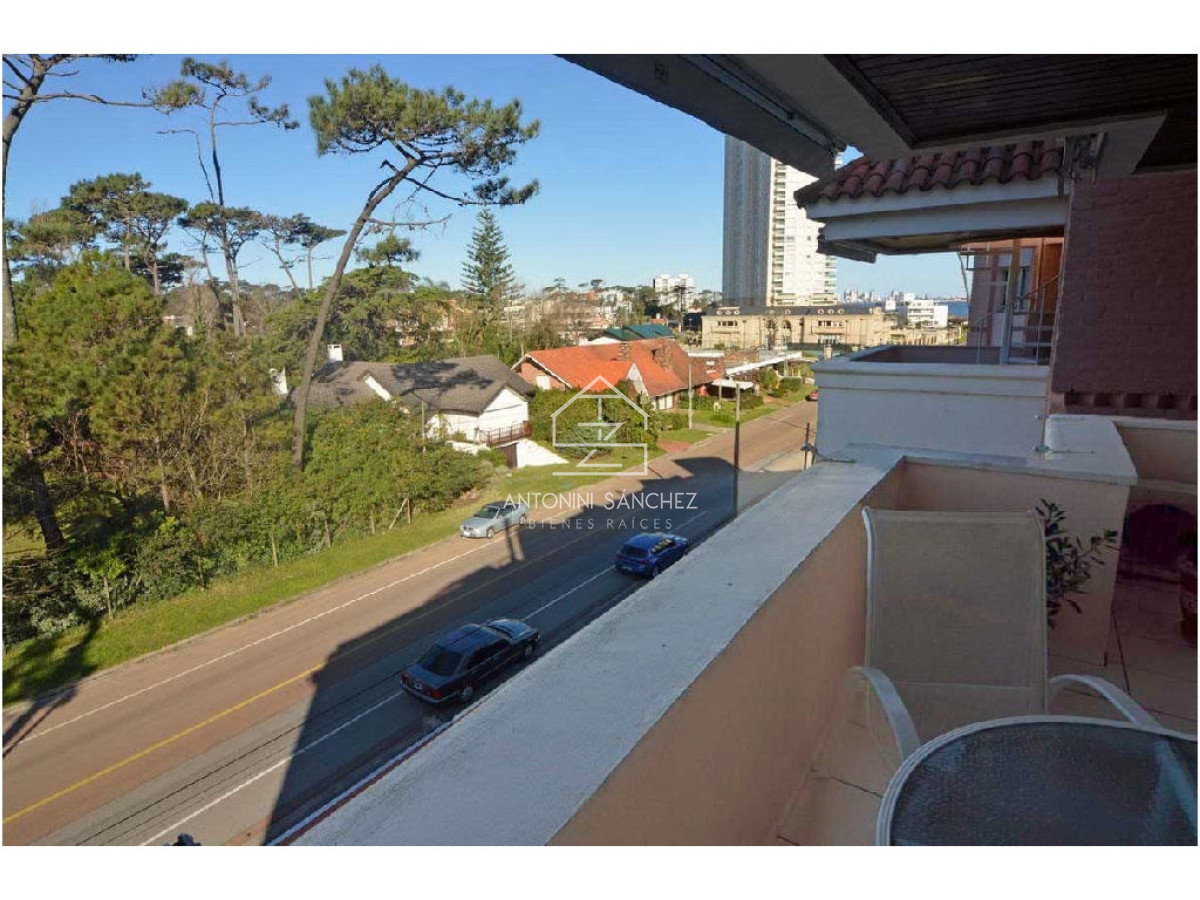 Apartamento ID.2363 - REBAJADO!! Dúplex con barbacoa propia. 3 dorm. Garaje, mucamas. Bajos gastos.