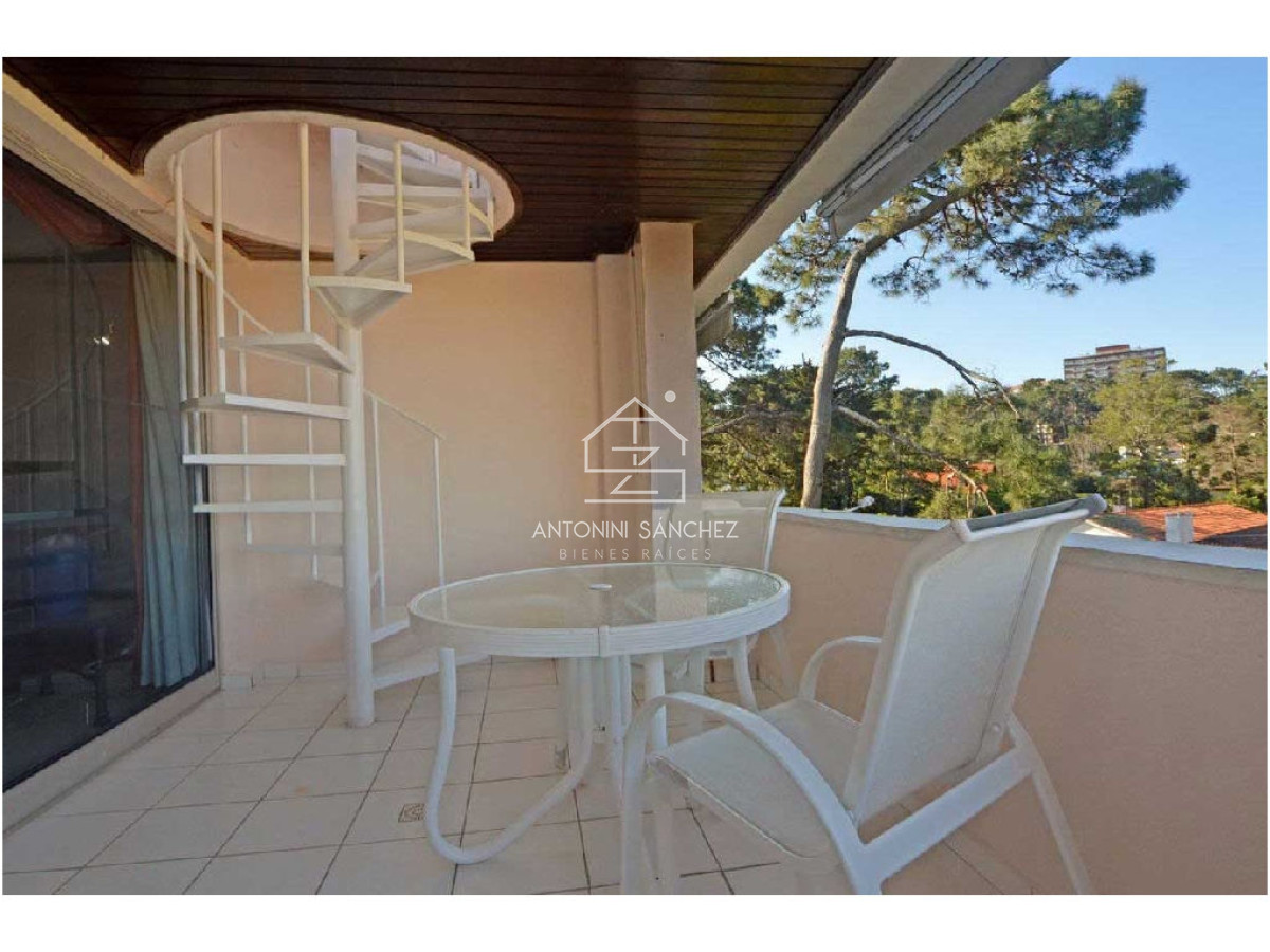 Apartamento ID.2363 - REBAJADO!! Dúplex con barbacoa propia. 3 dorm. Garaje, mucamas. Bajos gastos.