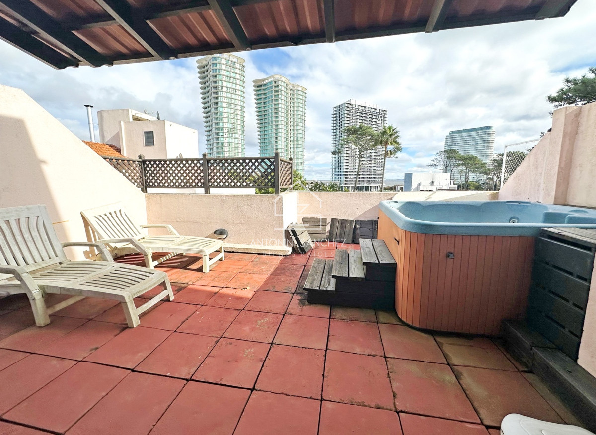 Apartamento ID.2363 - REBAJADO!! Dúplex con barbacoa propia. 3 dorm. Garaje, mucamas. Bajos gastos.
