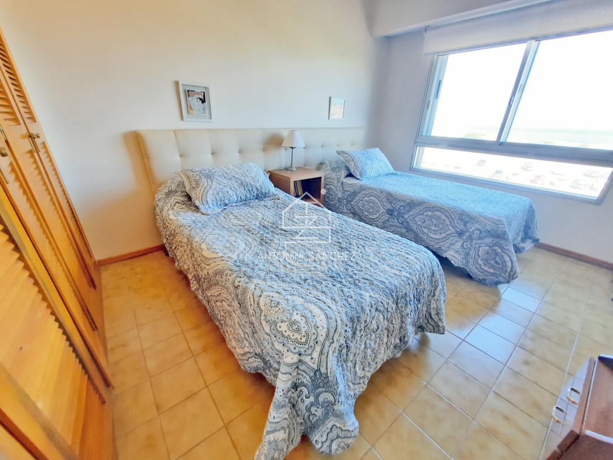 Apartamento ID.2357 - Brava, primera fila, todo al frente. 2 dorm. Garaje