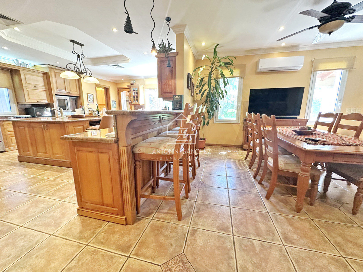 Casa ID.2302 - Mansión en alquiler, 565 m2 construidos, piscina climatizada.