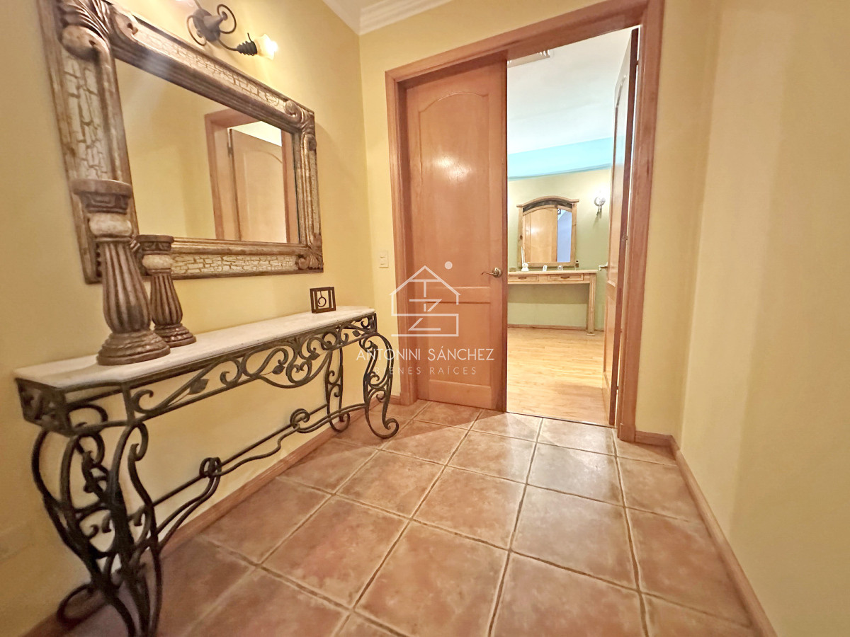 Casa ID.2302 - Mansión en alquiler, 565 m2 construidos, piscina climatizada.