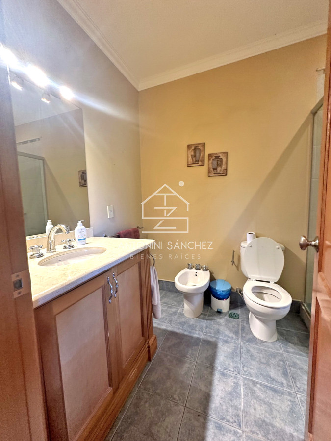 Casa ID.2302 - Mansión en alquiler, 565 m2 construidos, piscina climatizada.