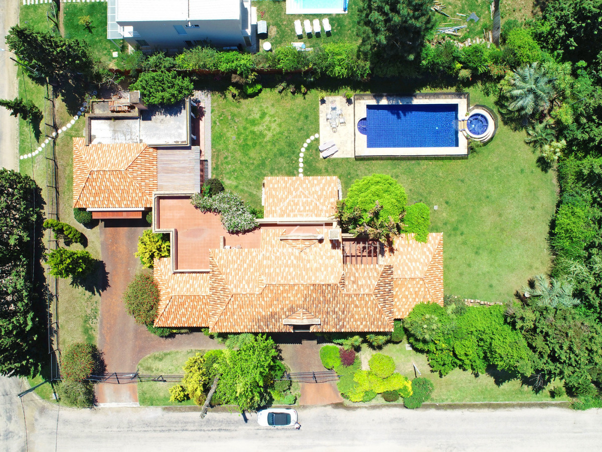 Casa ID.2302 - Mansión en alquiler, 565 m2 construidos, piscina climatizada.