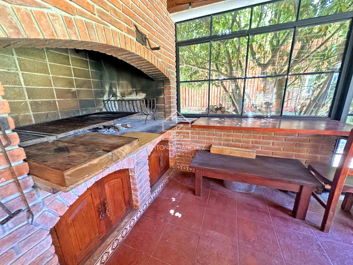 Casa ID.2302 - Mansión en alquiler, 565 m2 construidos, piscina climatizada.