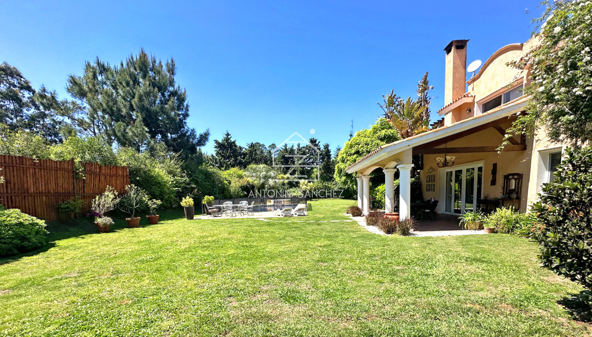 Casa ID.2302 - Mansión en alquiler, 565 m2 construidos, piscina climatizada.