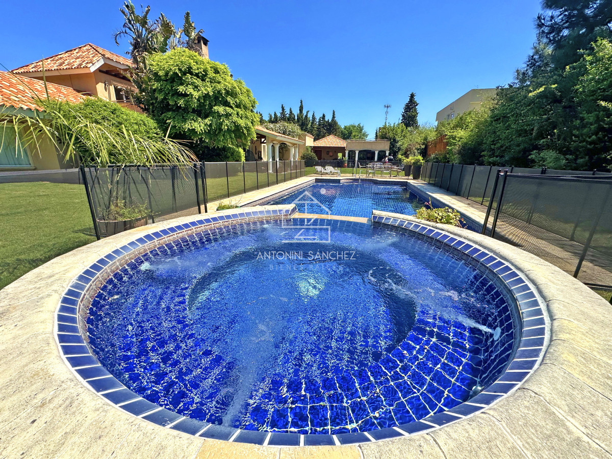 Casa ID.2302 - Mansión en alquiler, 565 m2 construidos, piscina climatizada.