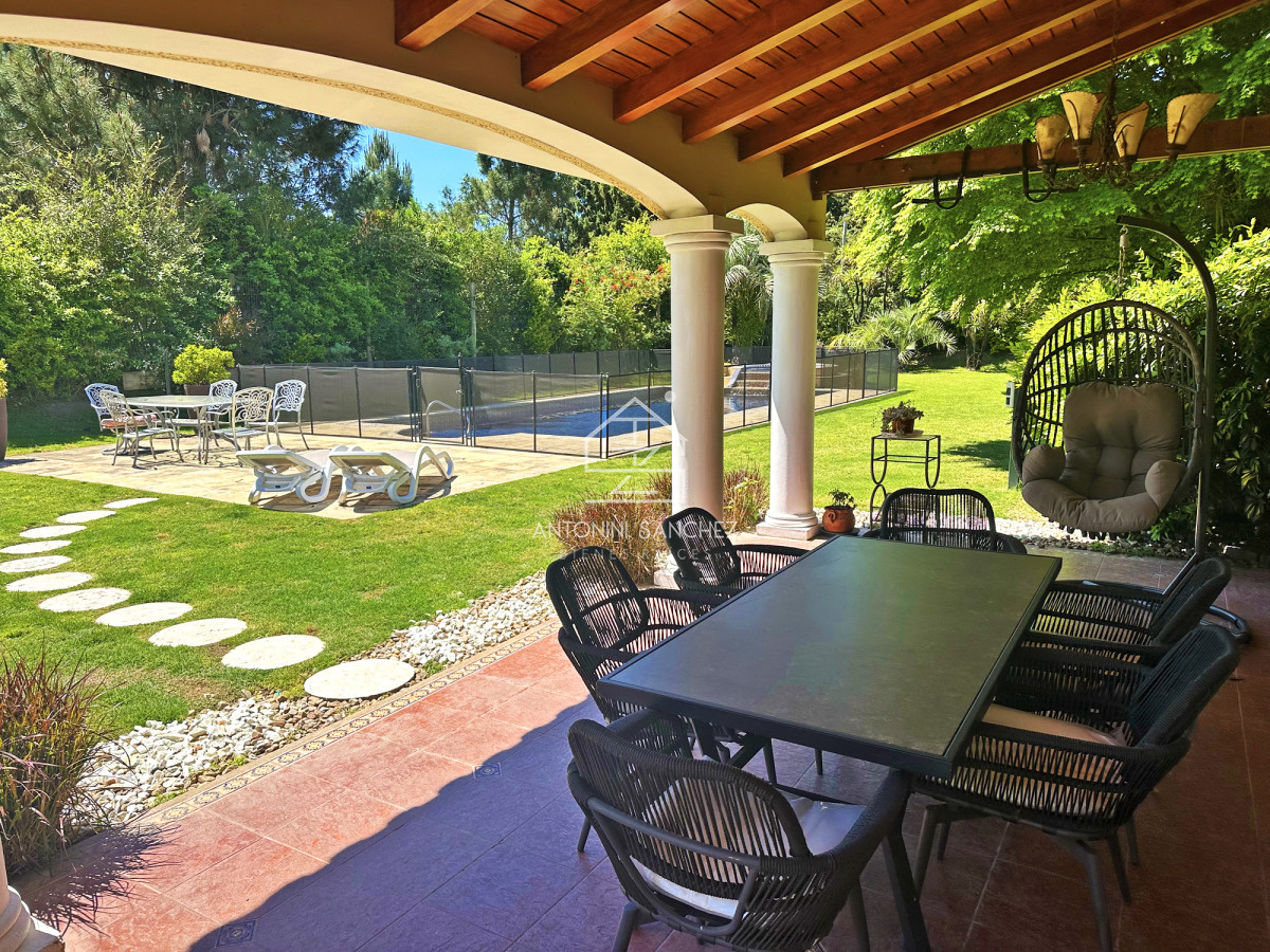 Casa ID.2302 - Mansión en alquiler, 565 m2 construidos, piscina climatizada.