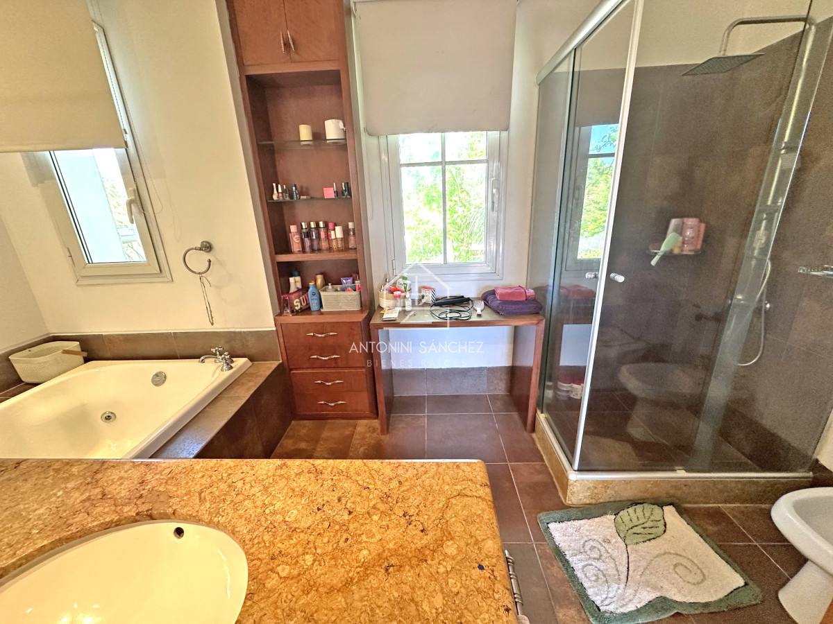 Casa ID.2302 - Mansión en alquiler, 565 m2 construidos, piscina climatizada.