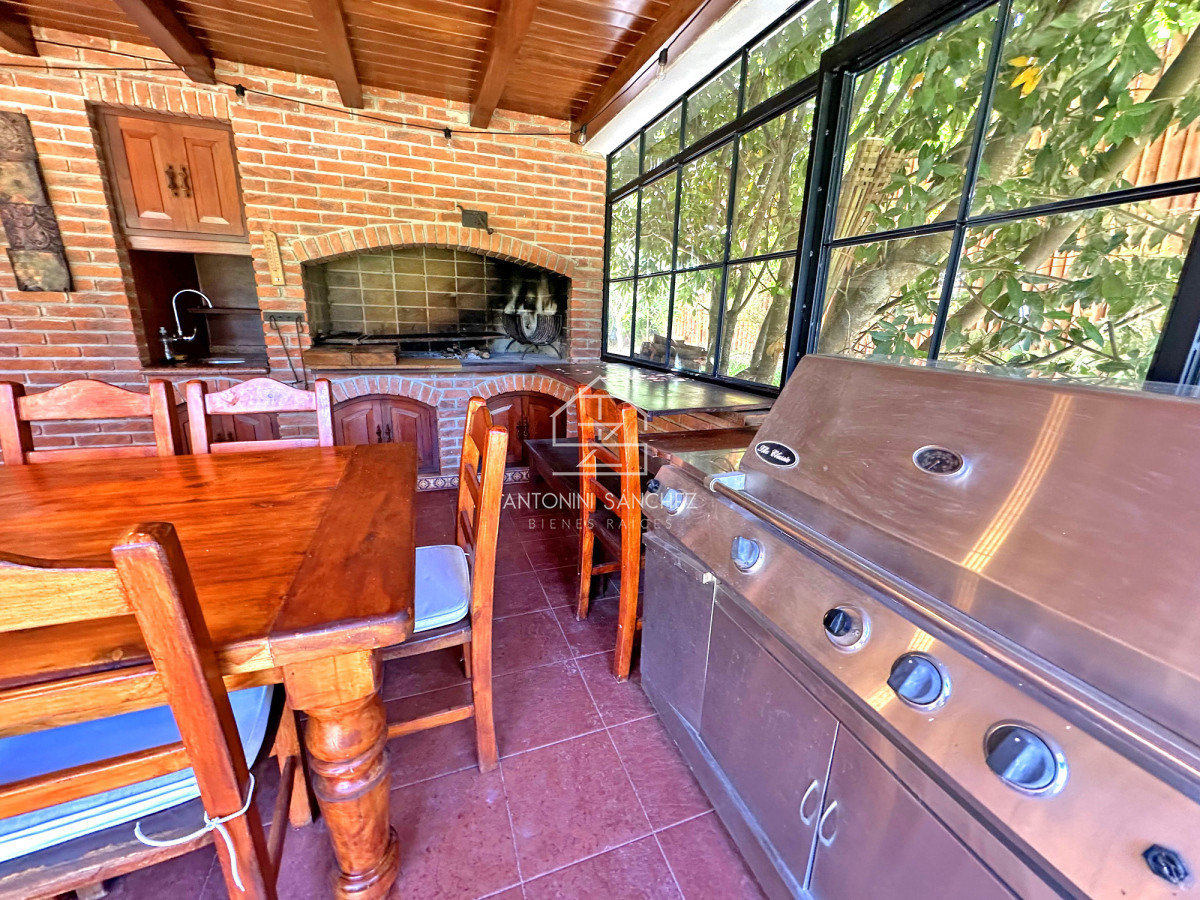 Casa ID.2302 - Mansión en alquiler, 565 m2 construidos, piscina climatizada.