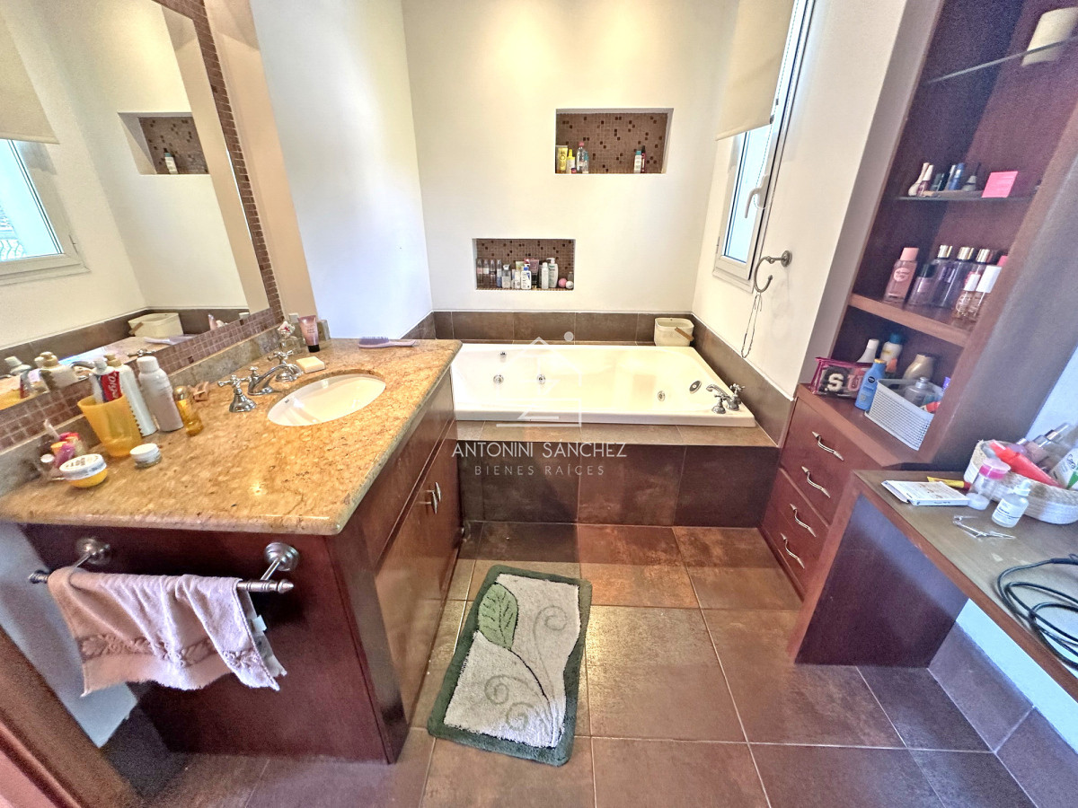 Casa ID.2302 - Mansión en alquiler, 565 m2 construidos, piscina climatizada.