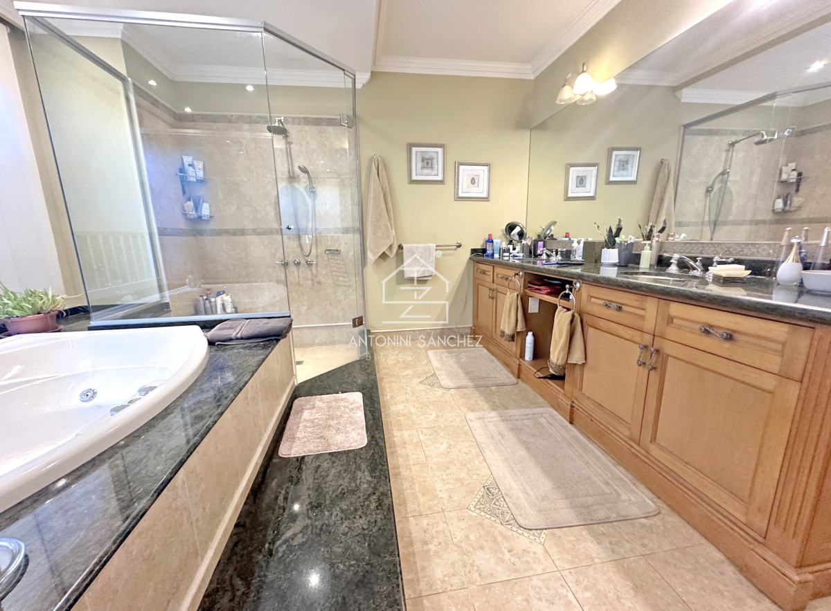 Casa ID.2302 - Mansión en alquiler, 565 m2 construidos, piscina climatizada.