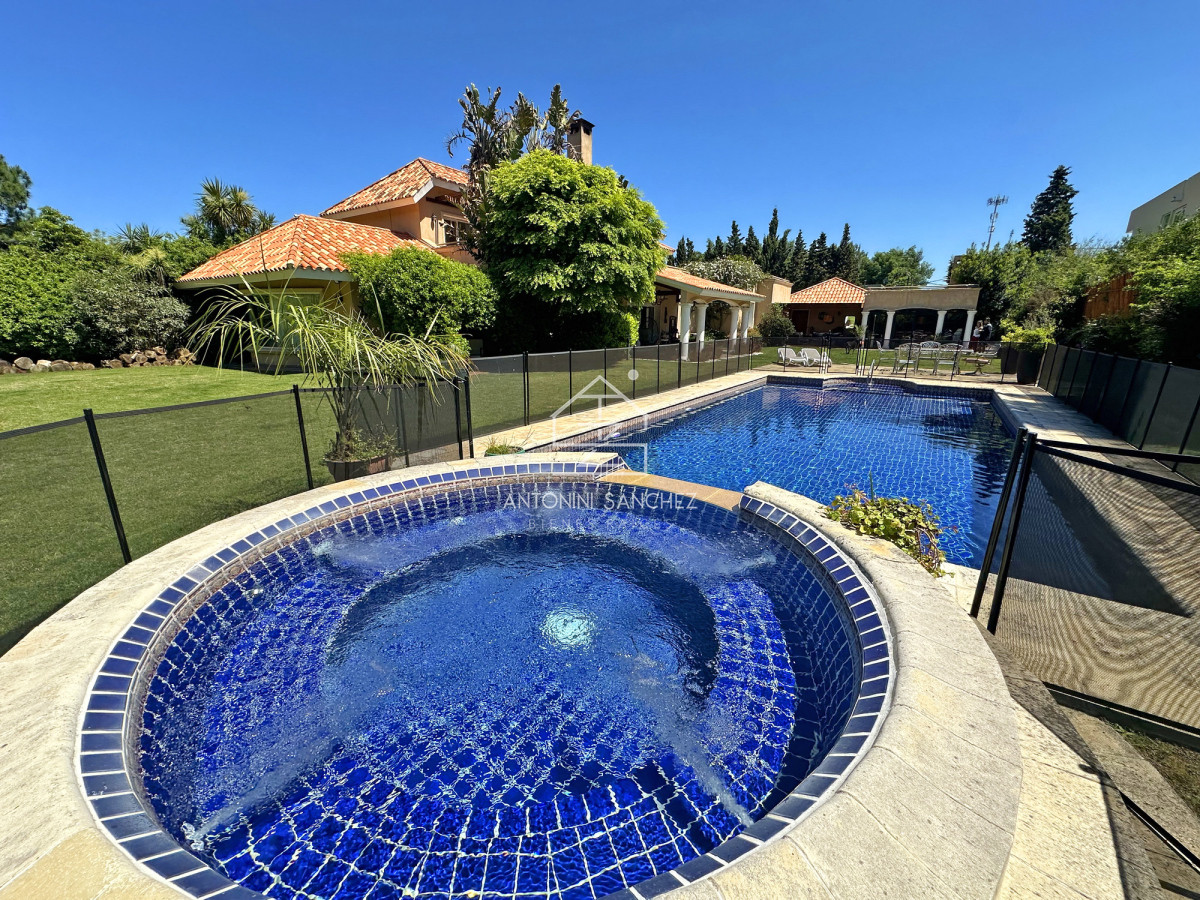 Casa ID.2302 - Mansión en alquiler, 565 m2 construidos, piscina climatizada.