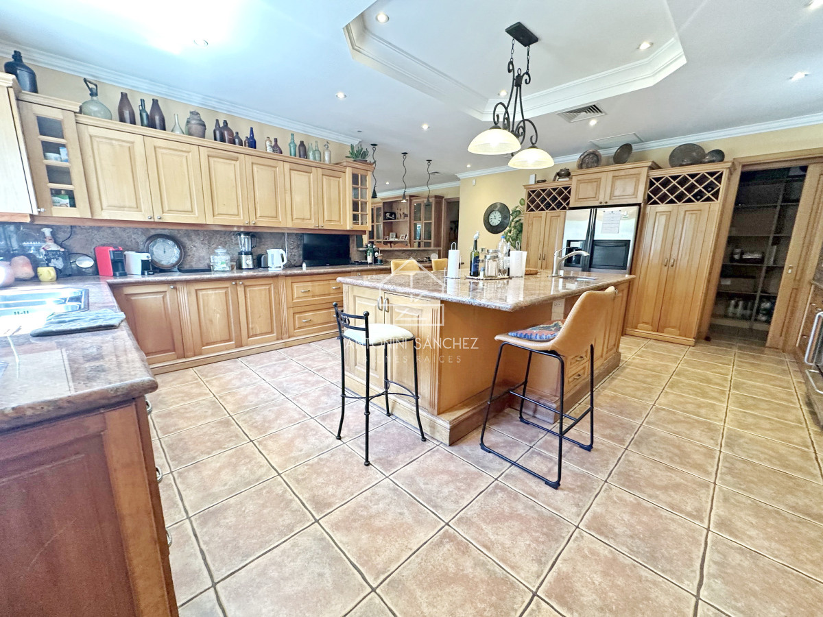 Casa ID.2302 - Mansión en alquiler, 565 m2 construidos, piscina climatizada.