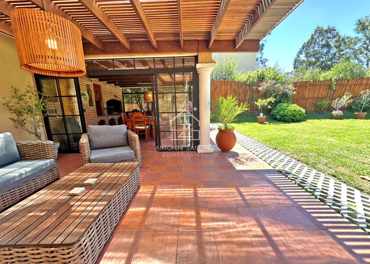 Casa ID.2302 - Mansión en alquiler, 565 m2 construidos, piscina climatizada.