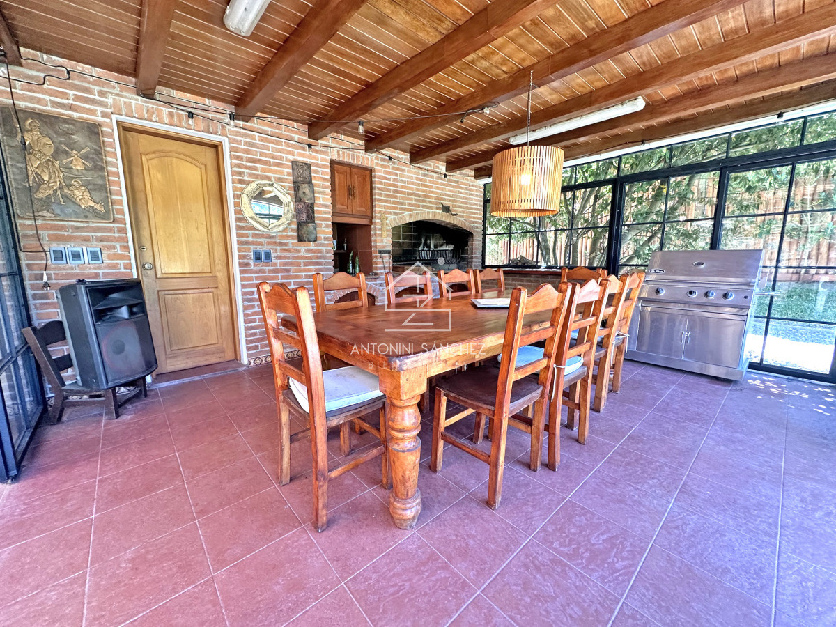 Casa ID.2302 - Mansión en alquiler, 565 m2 construidos, piscina climatizada.