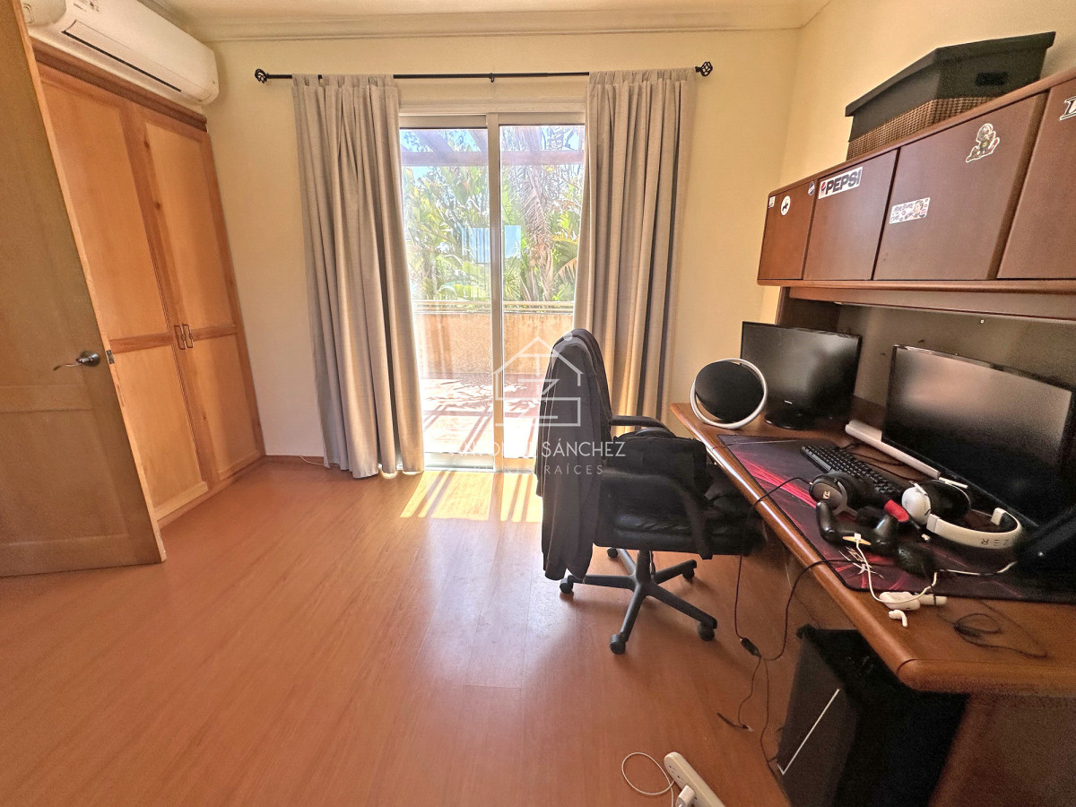 Casa ID.2302 - Mansión en alquiler, 565 m2 construidos, piscina climatizada.