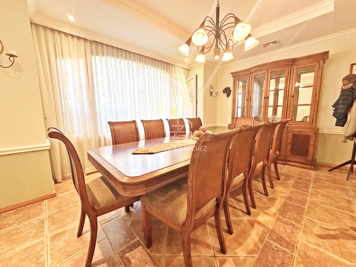Casa ID.2302 - Mansión en alquiler, 565 m2 construidos, piscina climatizada.