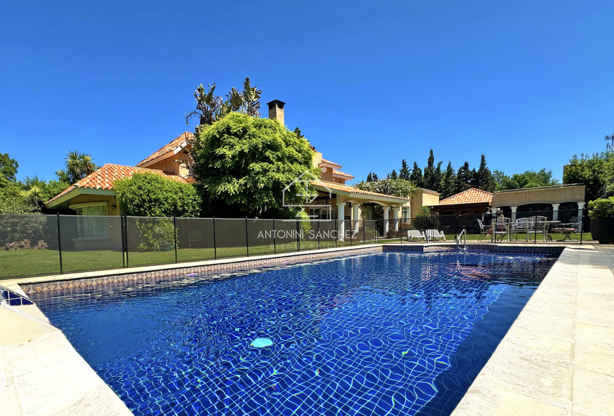 Casa ID.2302 - Mansión en alquiler, 565 m2 construidos, piscina climatizada.