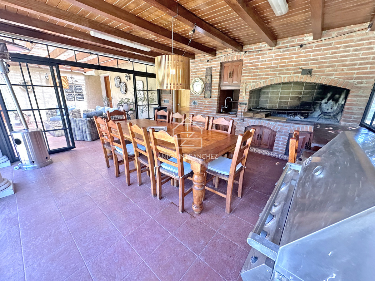 Casa ID.2302 - Mansión en alquiler, 565 m2 construidos, piscina climatizada.