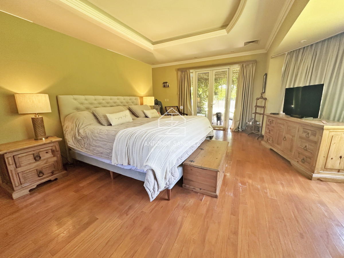 Casa ID.2302 - Mansión en alquiler, 565 m2 construidos, piscina climatizada.